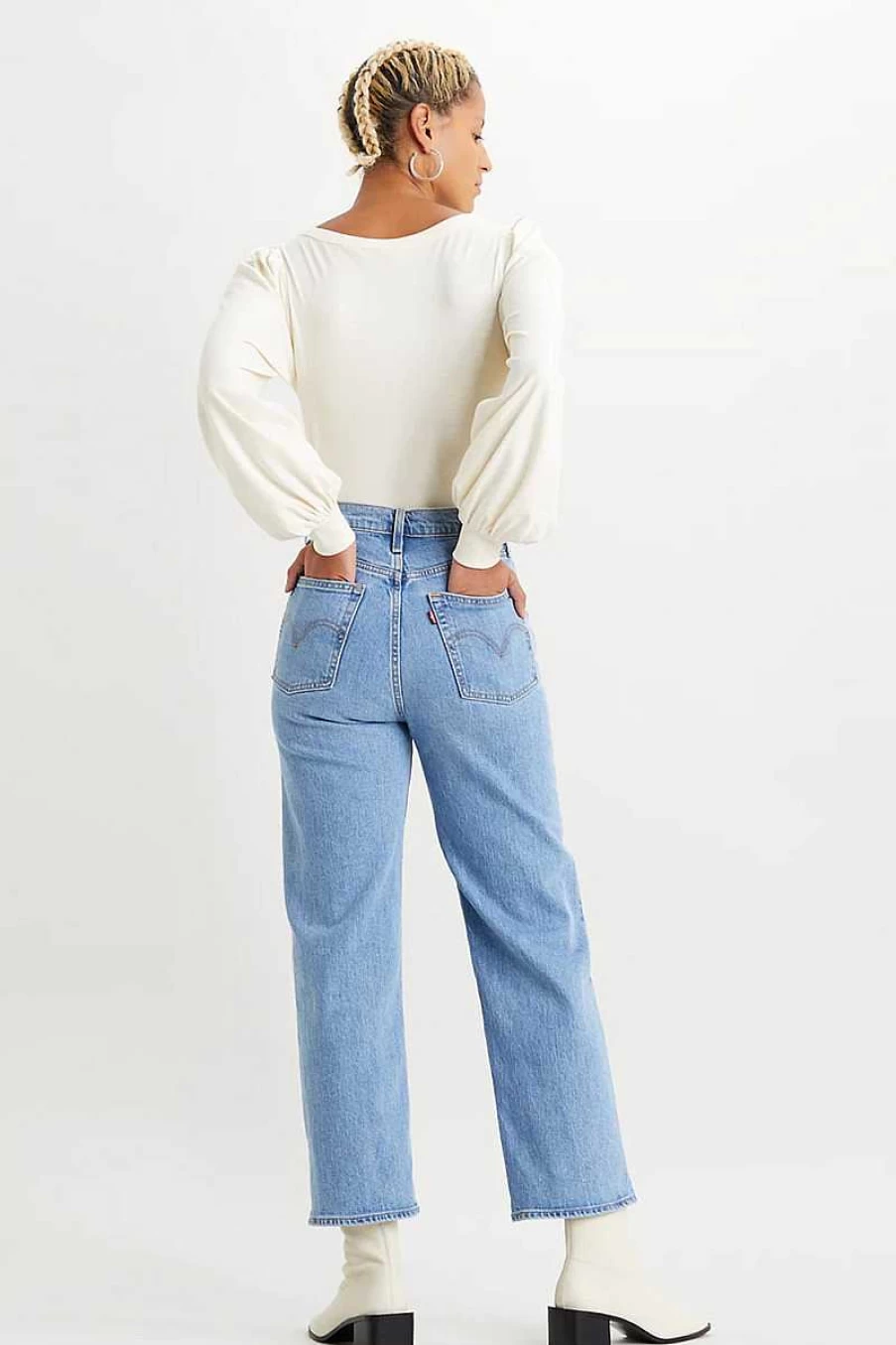 Levi's Women's Ribcage Straight Ankle Jeans in Light Indigo Wash 72693-0055